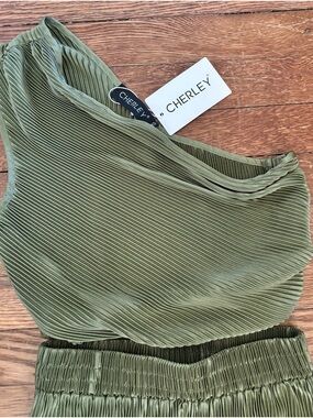 NWT Green Pleated Two-Piece Set